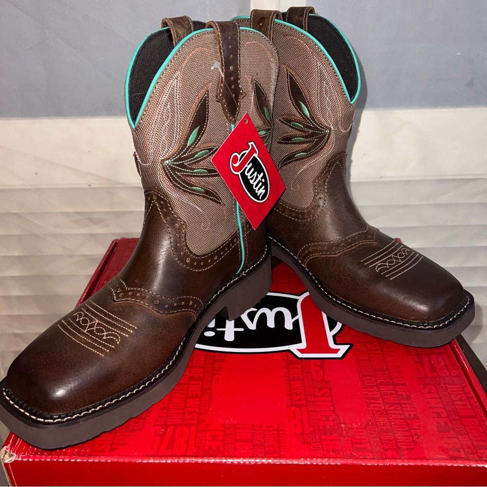 Justin GY9536 Nettie Brown Water Buffalo Boots 8B Wide Square Toe NWT w/ Defect